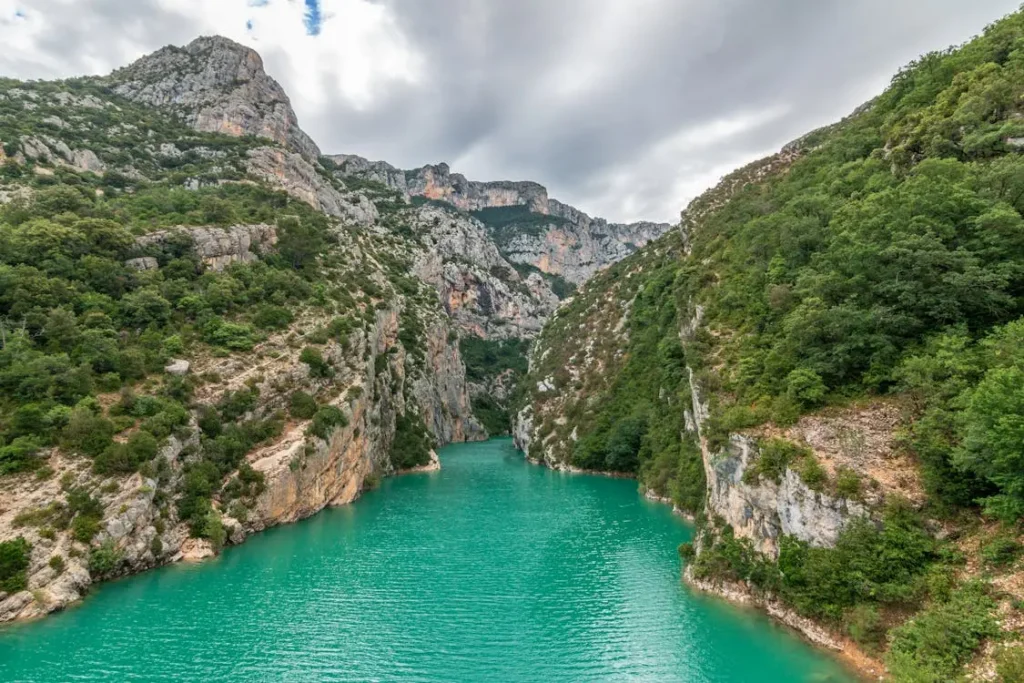 Vue sur Aiguines dans les Gorges du Verdon.