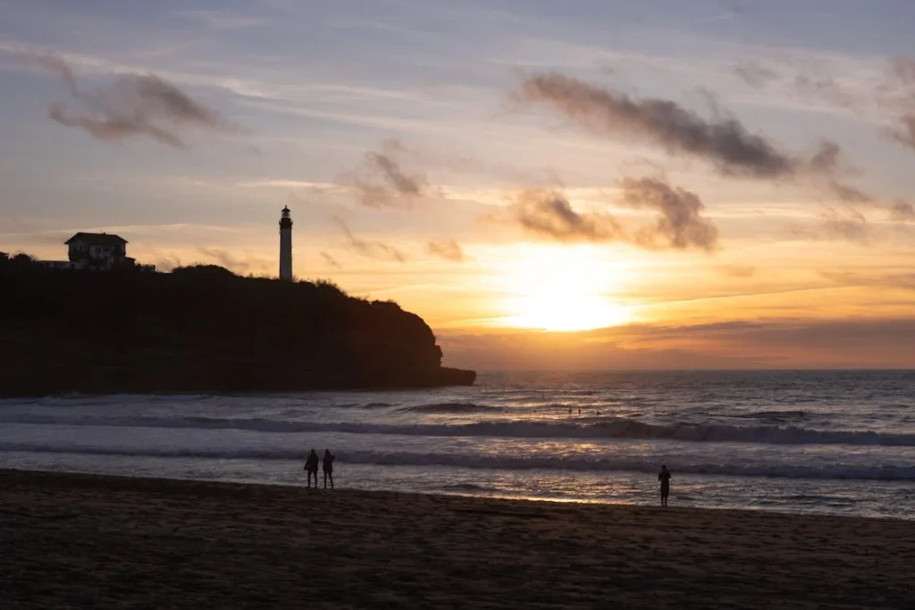 Vue sur le phare de Biarritz