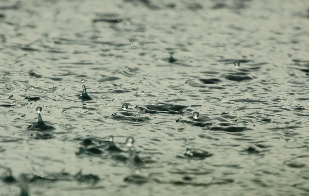 Pluie qui tombe sur Porto-Vecchio en Corse.
