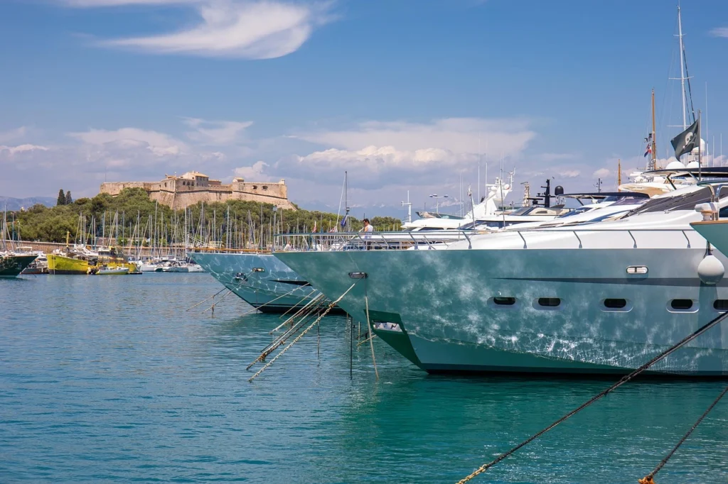 Port Vauban à visiter à pied à Antibes.