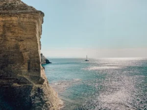 Vue sur la mer de Bonifacio en Corse.