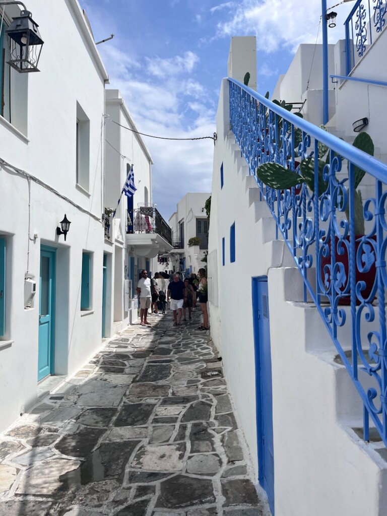 Rue à Lefkes, Grèce